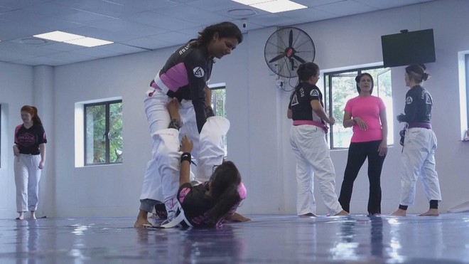 Tôn vinh sức mạnh tự vệ của phái đẹp Nam Phi - Ảnh 2.