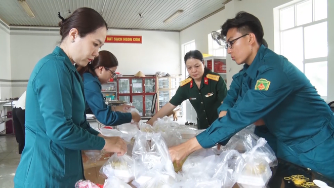 Bếp hồng quân sự: Ấm áp tình quân dân giữa lòng thành phố - Ảnh 3.