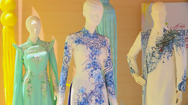 Phố đi bộ Nguyễn Huệ: "Nhuộm thắm" sắc áo dài trong ngày 8/3- Ảnh 5.