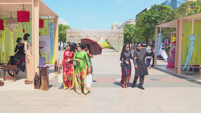 Phố đi bộ Nguyễn Huệ: "Nhuộm thắm" sắc áo dài trong ngày 8/3- Ảnh 3.