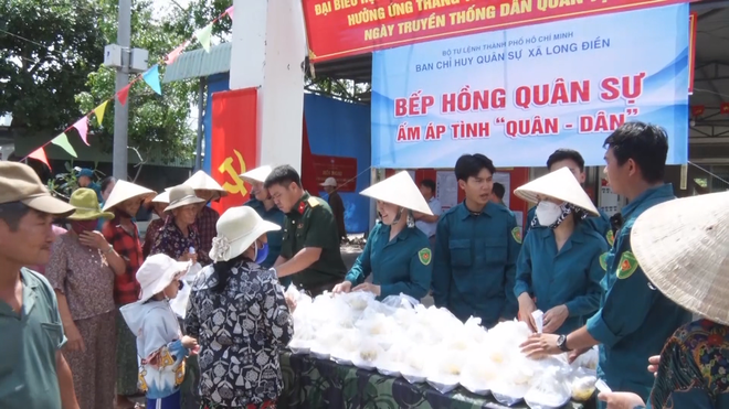 Bếp hồng quân sự: Ấm áp tình quân dân giữa lòng thành phố - Ảnh 5.