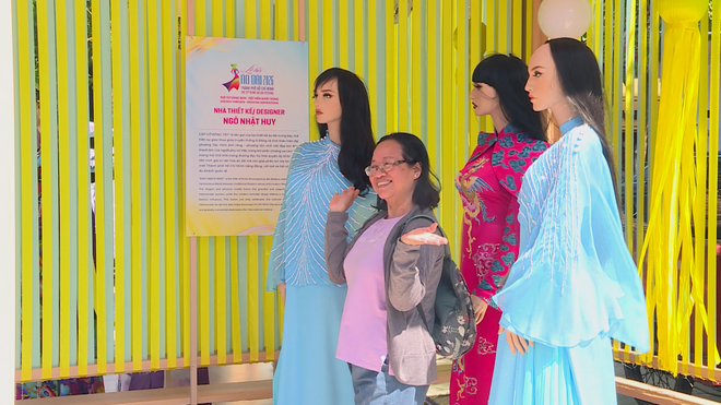 Phố đi bộ Nguyễn Huệ: "Nhuộm thắm" sắc áo dài trong ngày 8/3- Ảnh 6.