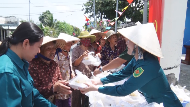 Bếp hồng quân sự: Ấm áp tình quân dân giữa lòng thành phố - Ảnh 6.
