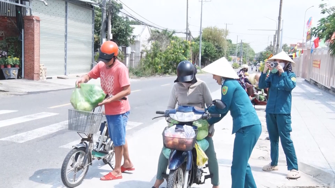 Bếp hồng quân sự: Ấm áp tình quân dân giữa lòng thành phố - Ảnh 7.