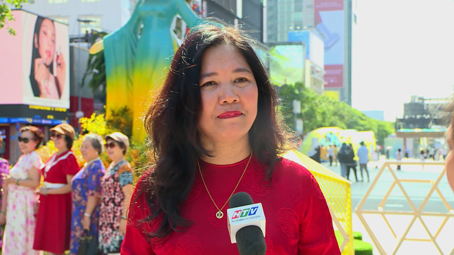 Phố đi bộ Nguyễn Huệ: "Nhuộm thắm" sắc áo dài trong ngày 8/3- Ảnh 8.