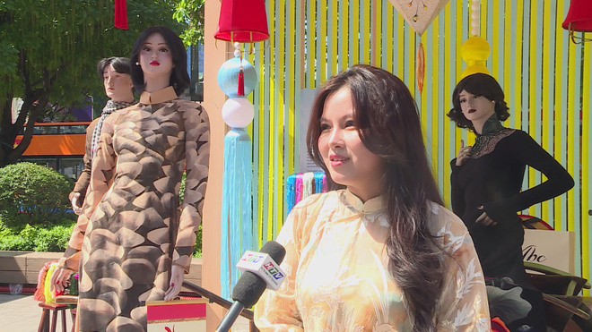 Phố đi bộ Nguyễn Huệ: "Nhuộm thắm" sắc áo dài trong ngày 8/3- Ảnh 9.