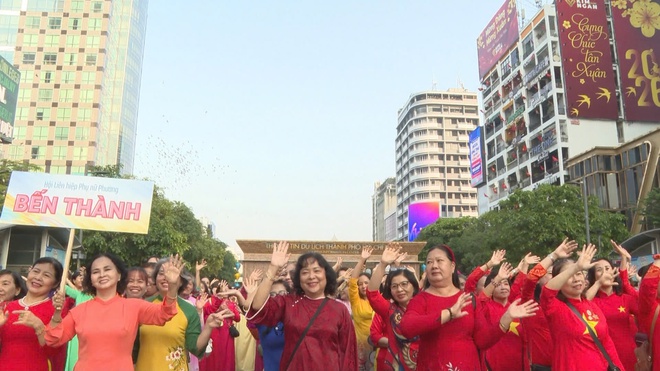 Thành phố Hồ Chí Minh: Ấn tượng màn đồng diễn dân vũ với áo dài - Ảnh 1.