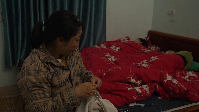 Mái ấm gia đình Việt: Cha sống thực vật, Hải Yến vừa đi học vừa phụ mẹ chăm cha - Ảnh 2.