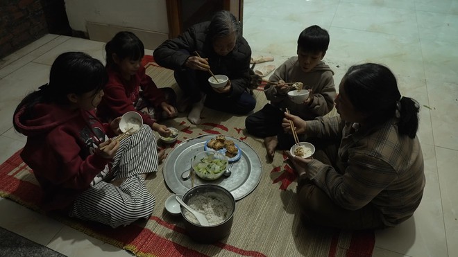 Mái ấm gia đình Việt: Cha sống thực vật, Hải Yến vừa đi học vừa phụ mẹ chăm cha - Ảnh 5.