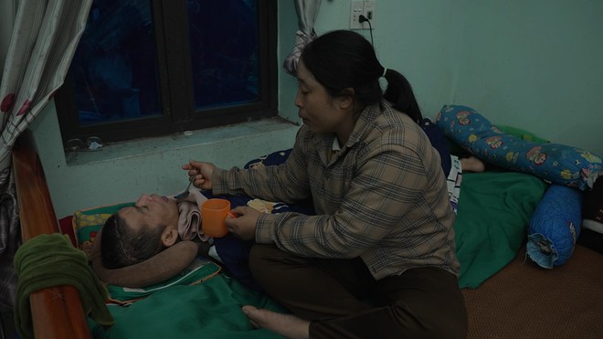 Mái ấm gia đình Việt: Cha sống thực vật, Hải Yến vừa đi học vừa phụ mẹ chăm cha - Ảnh 6.