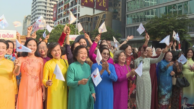 Thành phố Hồ Chí Minh: Ấn tượng màn đồng diễn dân vũ với áo dài - Ảnh 5.