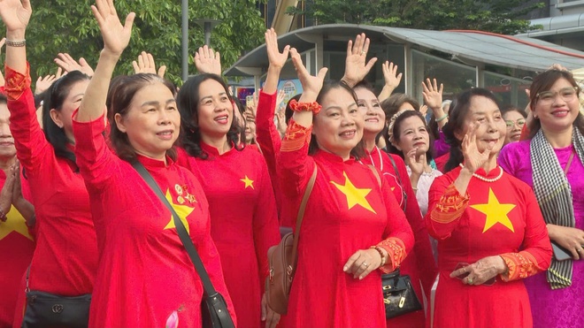 Thành phố Hồ Chí Minh: Ấn tượng màn đồng diễn dân vũ với áo dài - Ảnh 4.