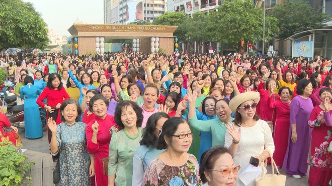 Thành phố Hồ Chí Minh: Ấn tượng màn đồng diễn dân vũ với áo dài - Ảnh 2.