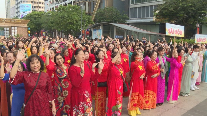 Thành phố Hồ Chí Minh: Ấn tượng màn đồng diễn dân vũ với áo dài - Ảnh 6.