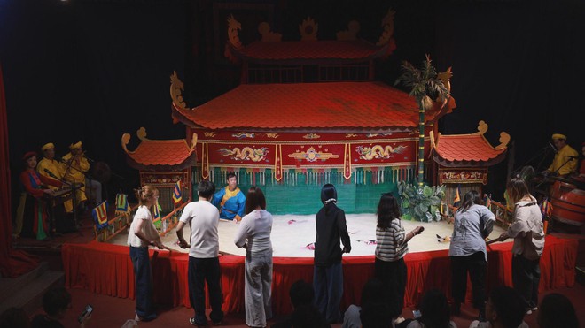 Người trẻ “làm mới” di sản: Khi múa rối nước bước vào đời sống đương đại - Ảnh 1.