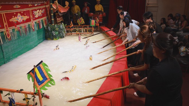 Người trẻ “làm mới” di sản: Khi múa rối nước bước vào đời sống đương đại - Ảnh 2.