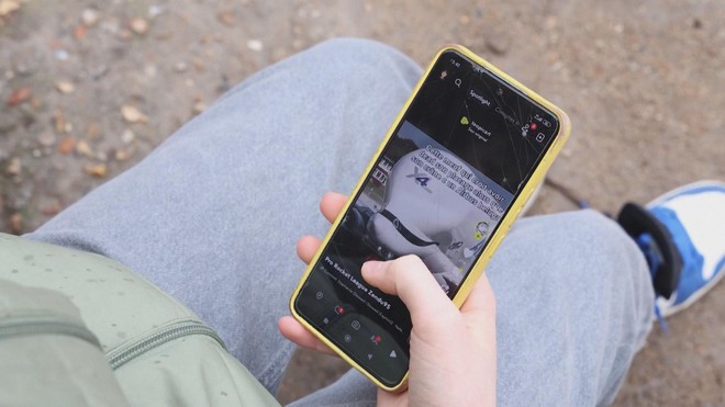 Thượng viện Pháp thông qua lệnh cấm trẻ dưới 15 tuổi dùng mạng xã hội - Ảnh 2.