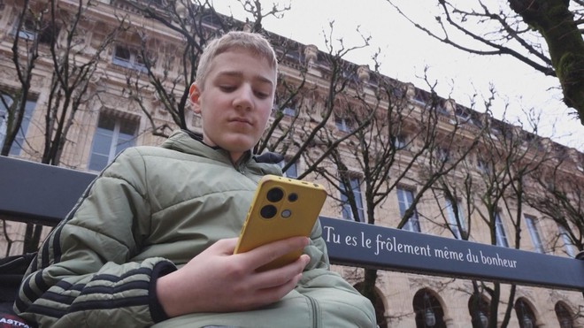 Thượng viện Pháp thông qua lệnh cấm trẻ dưới 15 tuổi dùng mạng xã hội - Ảnh 3.