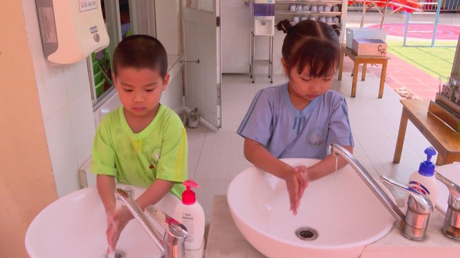 Kiểm soát tay chân miệng - “Chốt chặn” từ cổng trường mầm non - Ảnh 4.