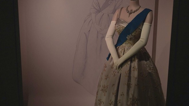 Anh: Trưng bày trang phục của nữ hoàng Elizabeth II - Ảnh 3.