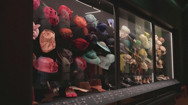 Anh: Trưng bày trang phục của nữ hoàng Elizabeth II - Ảnh 2.