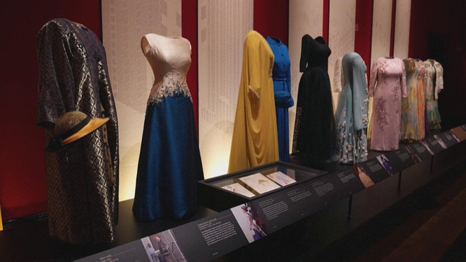 Anh: Trưng bày trang phục của nữ hoàng Elizabeth II - Ảnh 1.