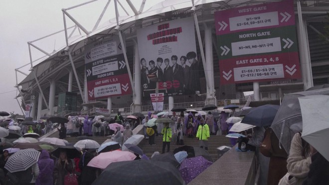 Dưới cơn mưa như trút nước, BTS sung sức khởi động chuyến lưu diễn Arirang- Ảnh 2. Dưới cơn mưa như trút nước, BTS sung sức khởi động chuyến lưu diễn Arirang- Ảnh 2.