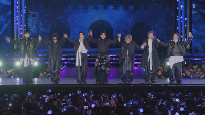 Dưới cơn mưa như trút nước, BTS sung sức khởi động chuyến lưu diễn Arirang- Ảnh 3. Dưới cơn mưa như trút nước, BTS sung sức khởi động chuyến lưu diễn Arirang- Ảnh 3.