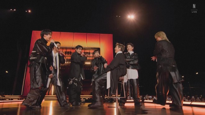 Dưới cơn mưa như trút nước, BTS sung sức khởi động chuyến lưu diễn Arirang- Ảnh 4. Dưới cơn mưa như trút nước, BTS sung sức khởi động chuyến lưu diễn Arirang- Ảnh 4.