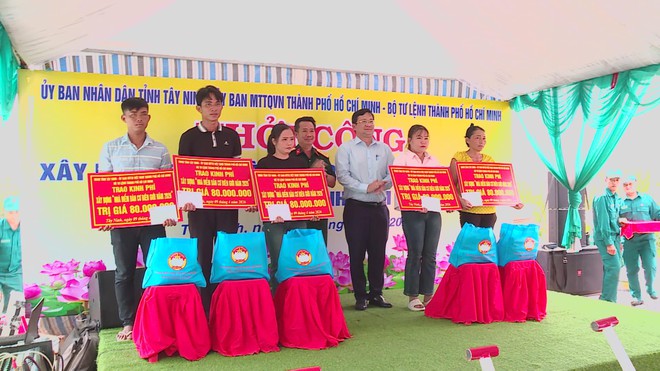 TP. Hồ Chí Minh chăm lo đời sống người dân vùng biên giới tỉnh Tây Ninh - Ảnh 2.