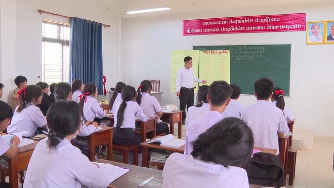 Gieo chữ tiếng Việt nơi đất bạn: Mái trường thắm tình hữu nghị Việt - Lào - Ảnh 3.