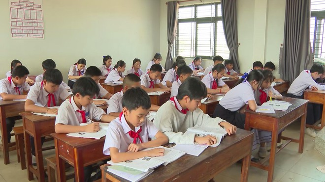 Gieo chữ tiếng Việt nơi đất bạn: Mái trường thắm tình hữu nghị Việt - Lào - Ảnh 7.