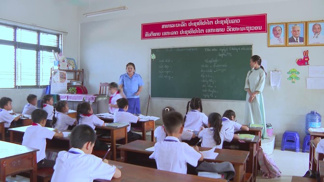 Gieo chữ tiếng Việt nơi đất bạn: Mái trường thắm tình hữu nghị Việt - Lào - Ảnh 4.