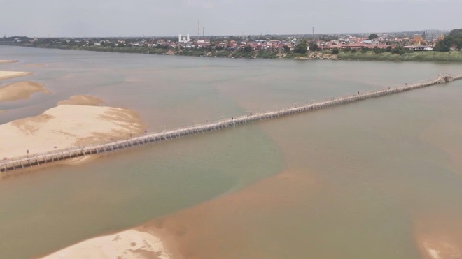 Cây cầu tre dài nhất thế giới ở Campuchia - Ảnh 4.