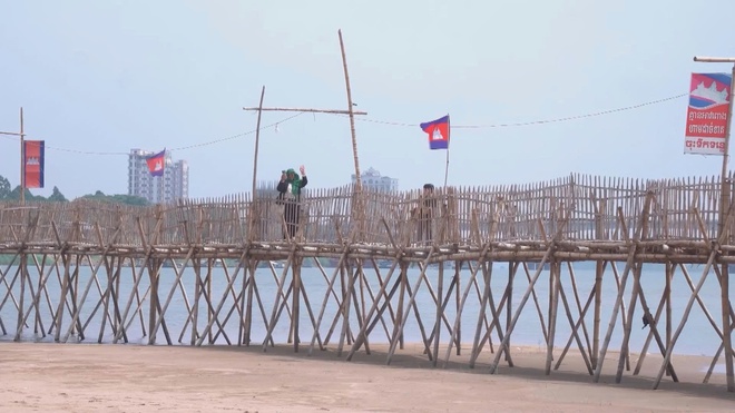 Cây cầu tre dài nhất thế giới ở Campuchia - Ảnh 2.