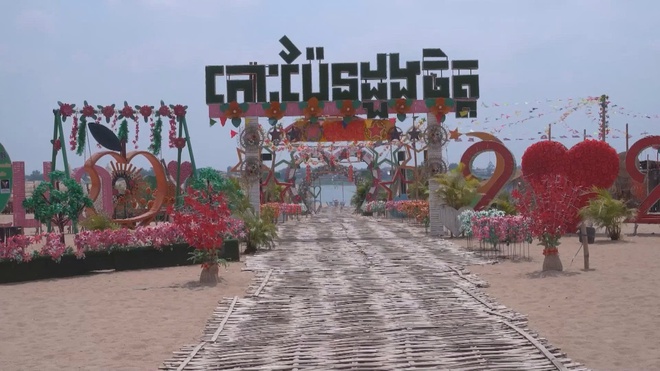 Cây cầu tre dài nhất thế giới ở Campuchia - Ảnh 1.