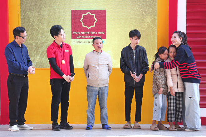 Mái ấm gia đình Việt: Thanh Hương tặng toàn bộ cát-xê cho cặp chị em sinh đôi - Ảnh 10.