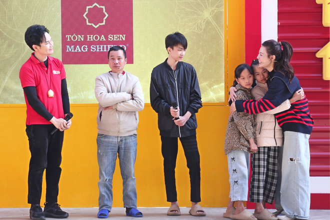 Mái ấm gia đình Việt: Thanh Hương tặng toàn bộ cát-xê cho cặp chị em sinh đôi - Ảnh 11.