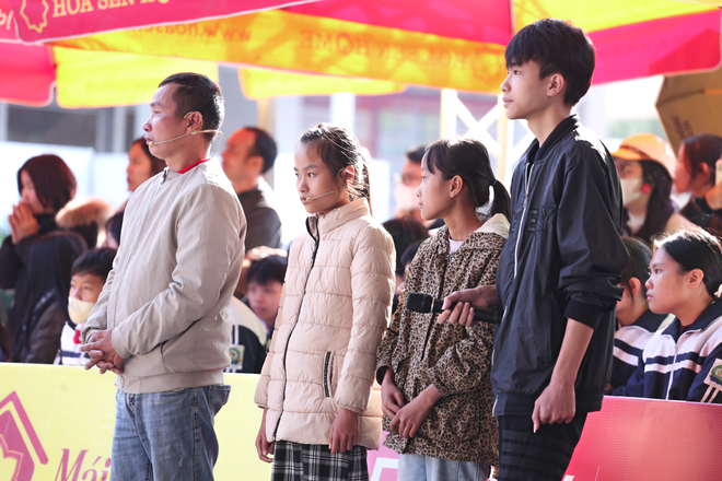 Mái ấm gia đình Việt: Thanh Hương tặng toàn bộ cát-xê cho cặp chị em sinh đôi - Ảnh 2.