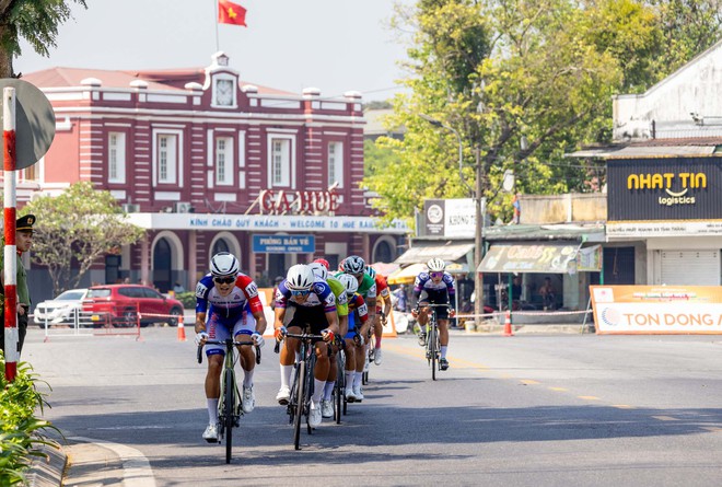 Hình ảnh đẹp chặng 9: Vòng đua TP. Huế- Ảnh 1. Hình ảnh đẹp chặng 9: Vòng đua TP. Huế- Ảnh 1.