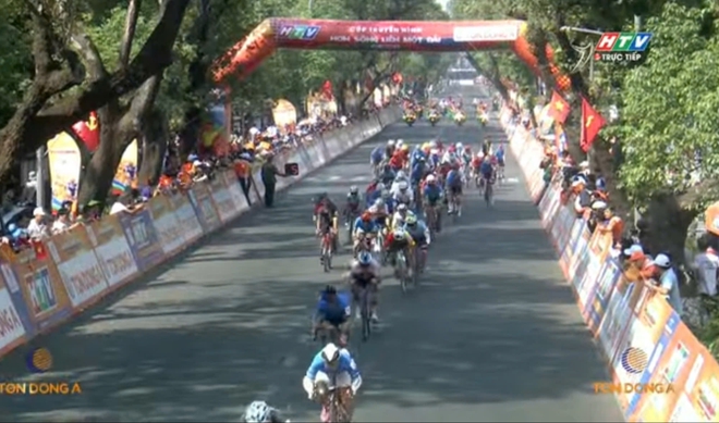 Sắc thắm cố đô: Người dân diễu hành rực rỡ, Lê Văn Động thắng lớn chặng phong trào- Ảnh 2.