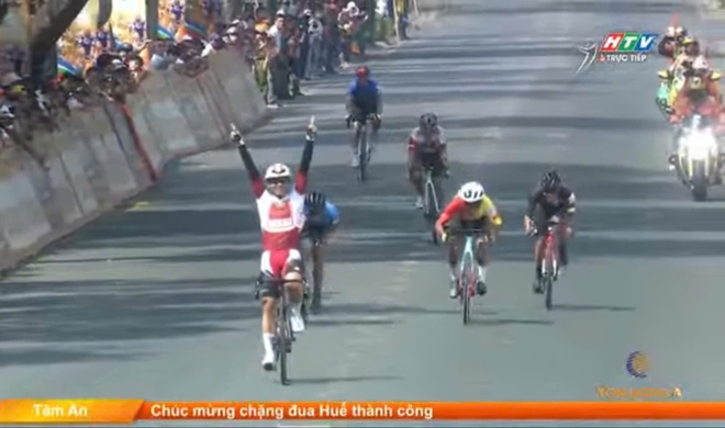 Sắc thắm cố đô: Người dân diễu hành rực rỡ, Lê Văn Động thắng lớn chặng phong trào- Ảnh 4.