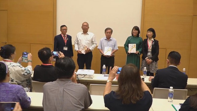 Trao tặng thiết bị học tập, vật phẩm sinh hoạt cho các trường tại TP. Hồ Chí Minh- Ảnh 1.