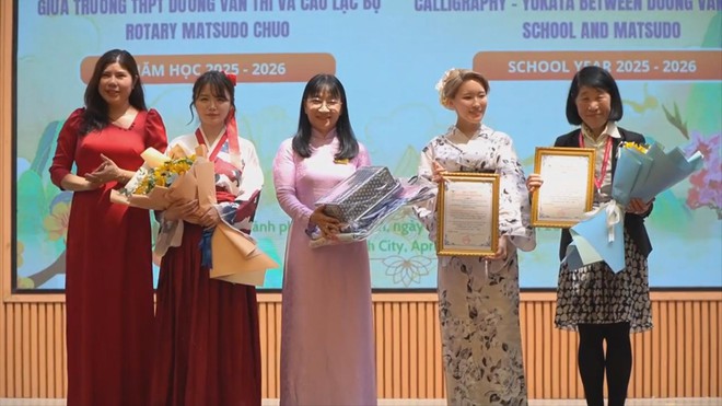 Trao tặng thiết bị học tập, vật phẩm sinh hoạt cho các trường tại TP. Hồ Chí Minh- Ảnh 3.