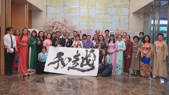 Trao tặng thiết bị học tập, vật phẩm sinh hoạt cho các trường tại TP. Hồ Chí Minh- Ảnh 4.