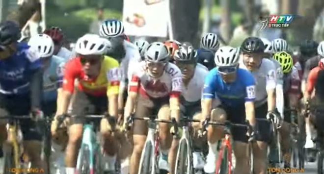 Sắc thắm cố đô: Người dân diễu hành rực rỡ, Lê Văn Động thắng lớn chặng phong trào- Ảnh 3.