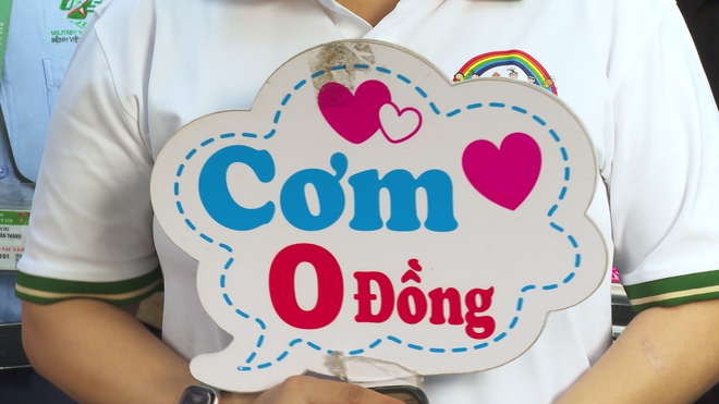 TP. Hồ Chí Minh: Ấm lòng những suất cơm nghĩa tình - Ảnh 1.