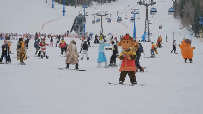 Lễ hội trượt tuyết Grelka tại Nga - Ảnh 2.