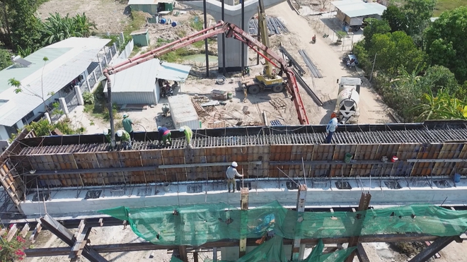 Vượt nắng nóng, công nhân tăng tốc các công trình giao thông - Ảnh 6.