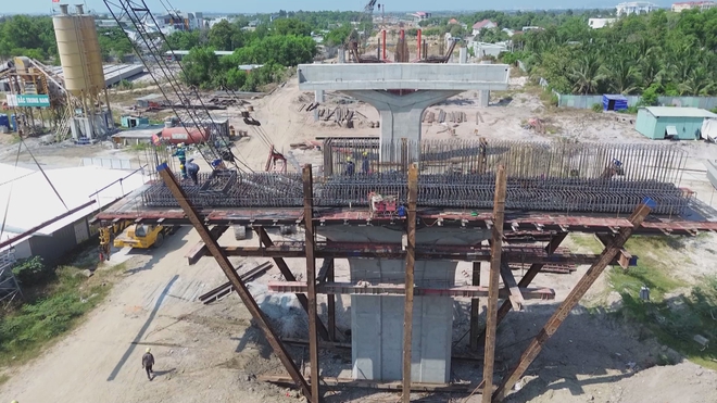 Vượt nắng nóng, công nhân tăng tốc các công trình giao thông - Ảnh 7.